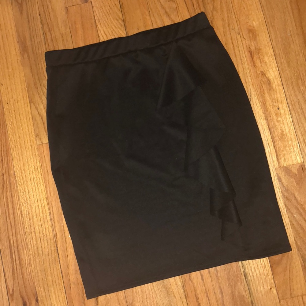 💥 NWOT knee length ruffle skirt!!